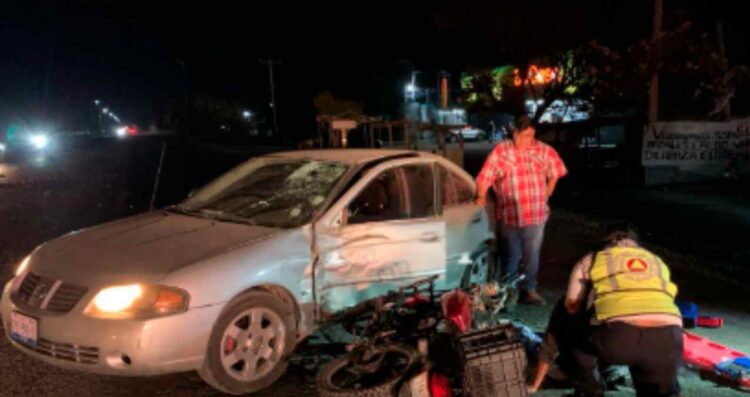 Pareja lesionada tras choque entre moto y auto en El Mante, Tamaulipas