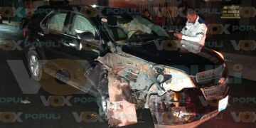 Pareja se estrella contra un poste en el centro de Ciudad Victoria, Tamaulipas