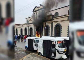 Pobladores incendian puerta del Palacio Municipal y patrulla en Acatzingo, Puebla