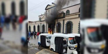 Pobladores incendian puerta del Palacio Municipal y patrulla en Acatzingo, Puebla