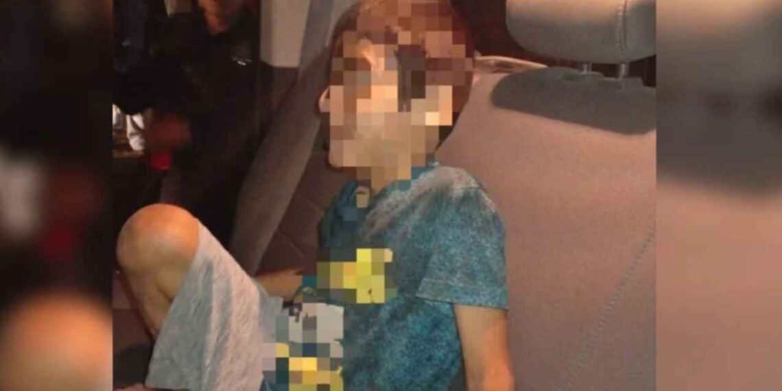 Policías de Guadalupe, Nuevo León, rescatan a niño con autismo y sordera que deambulaba solo