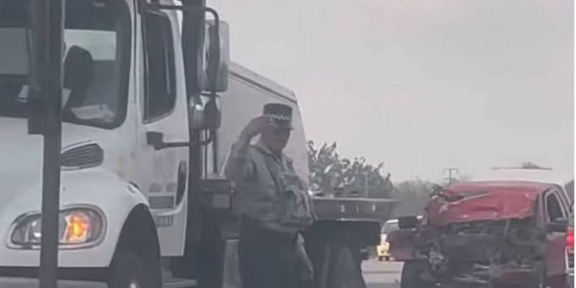 Reportan fuerte choque entre autobús y camioneta en la carretera Manuel-Aldama