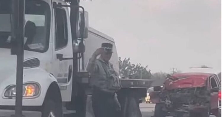 Reportan fuerte choque entre autobús y camioneta en la carretera Manuel-Aldama