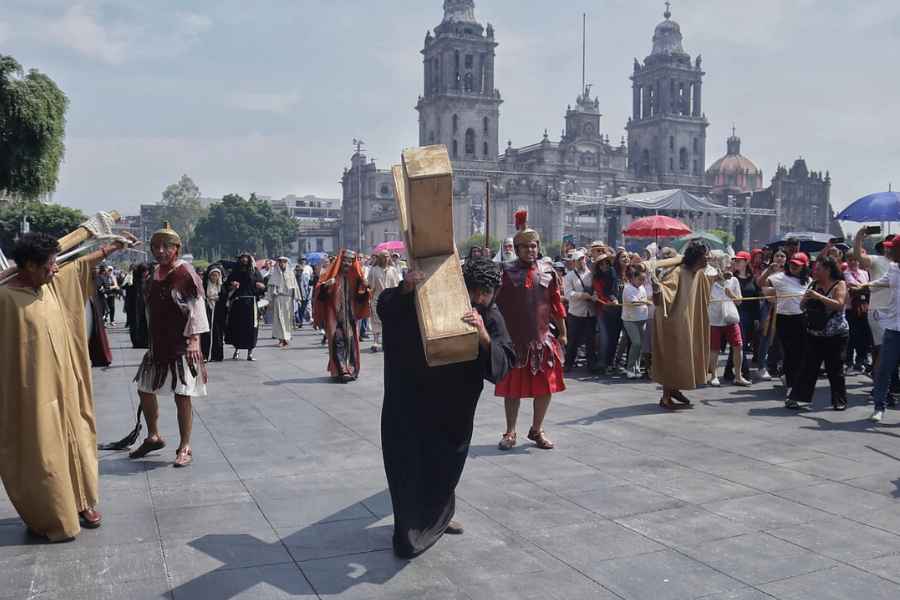 Representan el Viacrucis en el Zócalo de la Ciudad de México