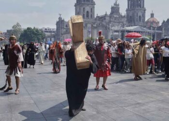 Representan el Viacrucis en el Zócalo de la Ciudad de México