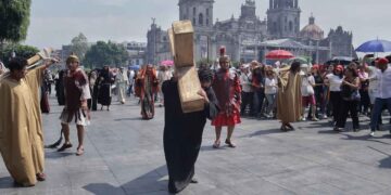 Representan el Viacrucis en el Zócalo de la Ciudad de México
