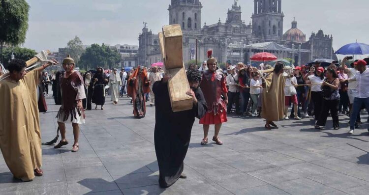 Representan el Viacrucis en el Zócalo de la Ciudad de México