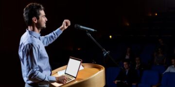 Podiums para conferencias y eventos: una necesidad que se transforma en soluciones profesionales
