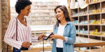 ¿Se aconseja cobrar comisión por pagar con tarjeta en un negocio?