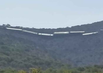 Se descarrila tren con vehículos en los límites de Hidalgo y Querétaro