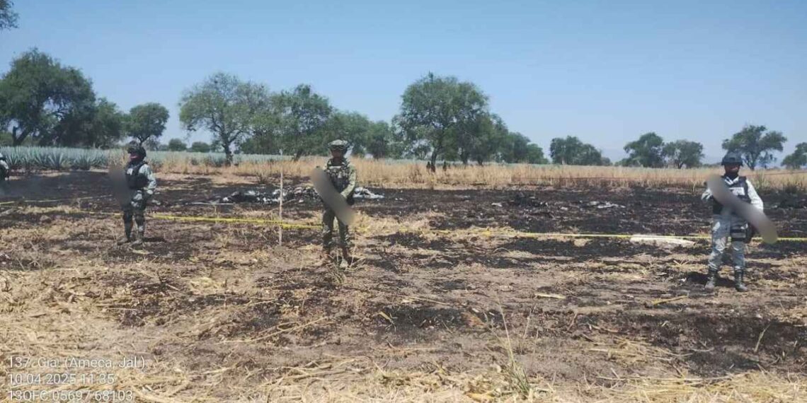 Se desploma avioneta militar cerca de la carretera Ameca-Guadalajara; reportan dos tripulantes muertos
