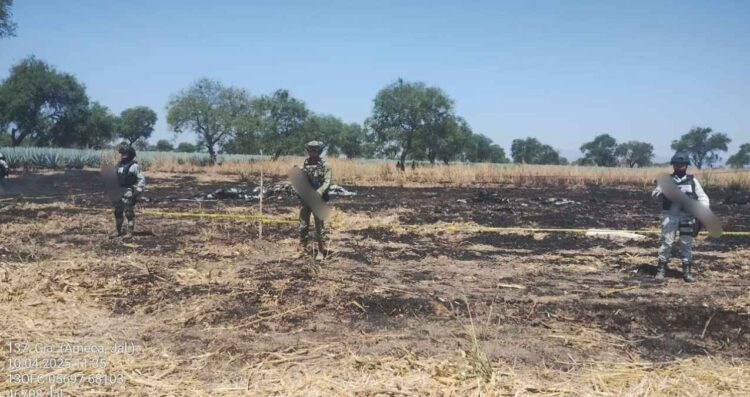 Se desploma avioneta militar cerca de la carretera Ameca-Guadalajara; reportan dos tripulantes muertos