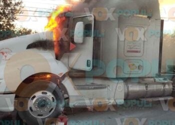 Se incendia tractocamión en plena Avenida de la Industria en Altamira, Tamaulipas
