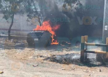 Se incendia vehículo estacionado cerca de la joroba en Ciudad Victoria