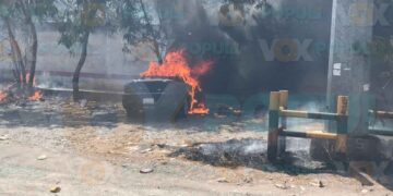 Se incendia vehículo estacionado cerca de la joroba en Ciudad Victoria