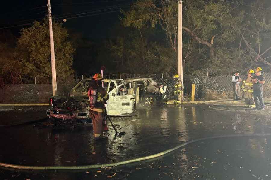 Se incendian 2 vehículos tras chocar en Monterrey; pareja resulta lesionada