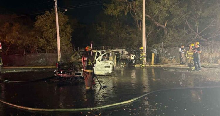 Se incendian 2 vehículos tras chocar en Monterrey; pareja resulta lesionada