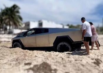 ¿Que le pasó a una Tesla Cybertruck en playa de Yucatán?