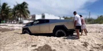 ¿Que le pasó a una Tesla Cybertruck en playa de Yucatán?