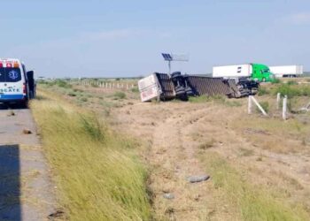 Se poncha neumático y tráiler vuelca en Nuevo Laredo, Tamaulipas