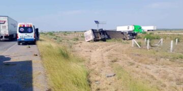 Se poncha neumático y tráiler vuelca en Nuevo Laredo, Tamaulipas