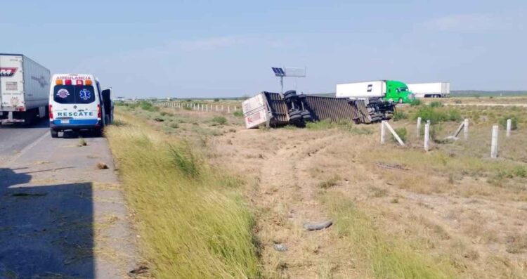Se poncha neumático y tráiler vuelca en Nuevo Laredo, Tamaulipas