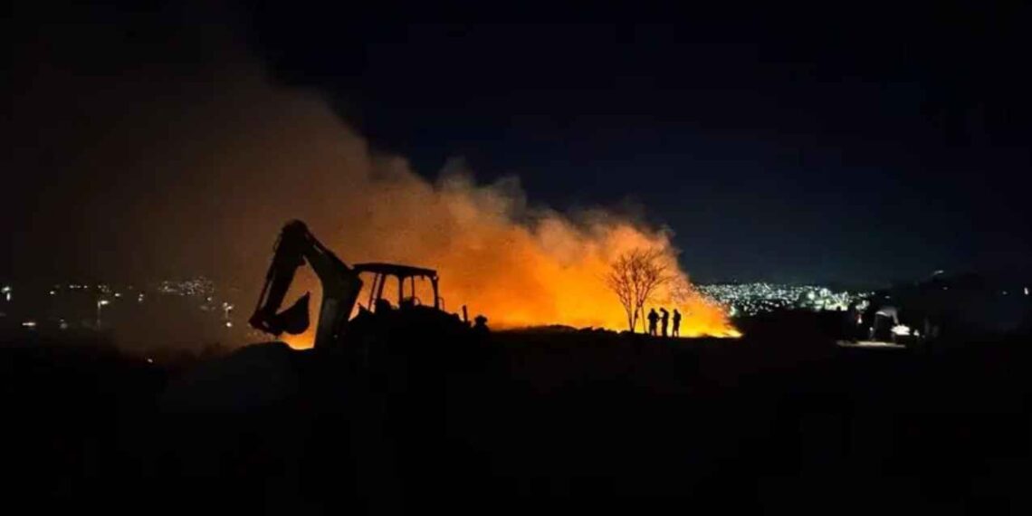 Suspenden clases en Oaxaca por incendio en basurero de Santa María Atzompa