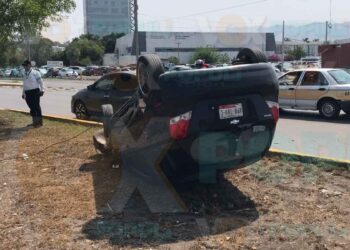 Taxi provoca volcadura en bulevar Fidel Velázquez de Ciudad Victoria
