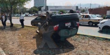 Taxi provoca volcadura en bulevar Fidel Velázquez de Ciudad Victoria