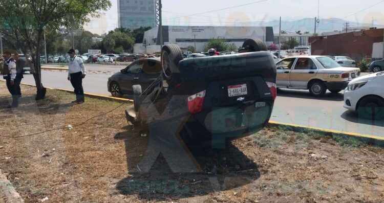 Taxi provoca volcadura en bulevar Fidel Velázquez de Ciudad Victoria