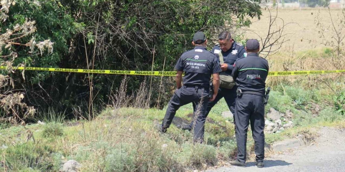 Trabajador descubre cuerpo en descomposición junto a canal en Toluca