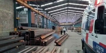 Trabajador muere tras caerle unas vigas de acero en una empresa de Guadalupe, Nuevo León
