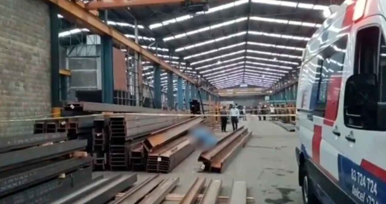Trabajador muere tras caerle unas vigas de acero en una empresa de Guadalupe, Nuevo León