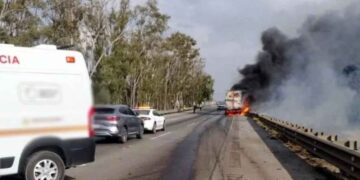 Tractocamión incendia México Querétaro