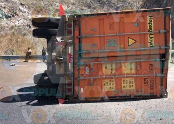 Tractocamión pierde control en curva y vuelca contenedor en la carretera Rumbo Nuevo de Ciudad Victoria