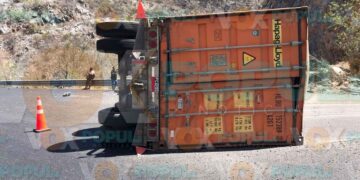 Tractocamión pierde control en curva y vuelca contenedor en la carretera Rumbo Nuevo de Ciudad Victoria