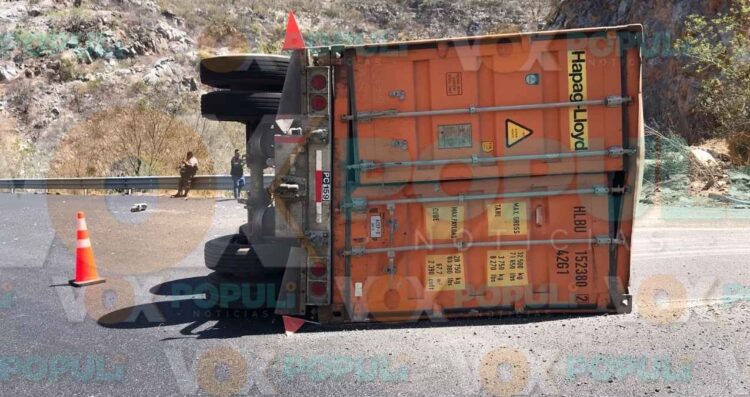 Tractocamión pierde control en curva y vuelca contenedor en la carretera Rumbo Nuevo de Ciudad Victoria