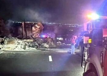 Tráiler cargado de madera se incendia en la Autopista Monterrey-Laredo
