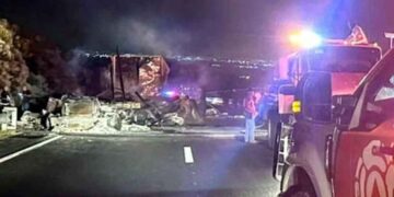 Tráiler cargado de madera se incendia en la Autopista Monterrey-Laredo