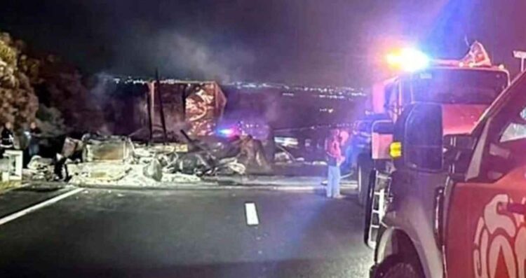 Tráiler cargado de madera se incendia en la Autopista Monterrey-Laredo