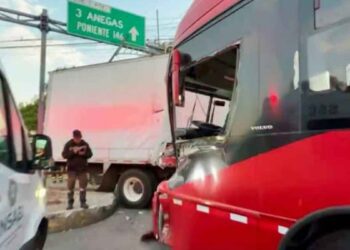 Tráiler colisiona contra unidad del Metrobús y deja al menos 11 heridos en la alcaldía Azcapotzalco, CDMX