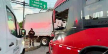 Tráiler colisiona contra unidad del Metrobús y deja al menos 11 heridos en la alcaldía Azcapotzalco, CDMX