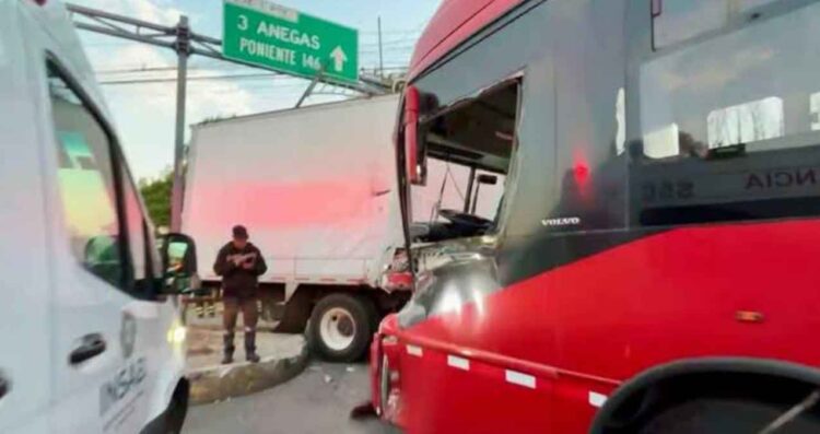 Tráiler colisiona contra unidad del Metrobús y deja al menos 11 heridos en la alcaldía Azcapotzalco, CDMX