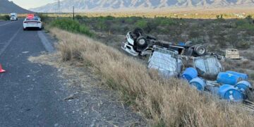 Tráiler vuelca Monterrey-Monclova