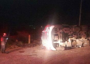 Tráiler vuelca en el Libramiento Noroeste de Santa Catarina, Nuevo León