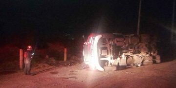 Tráiler vuelca en el Libramiento Noroeste de Santa Catarina, Nuevo León