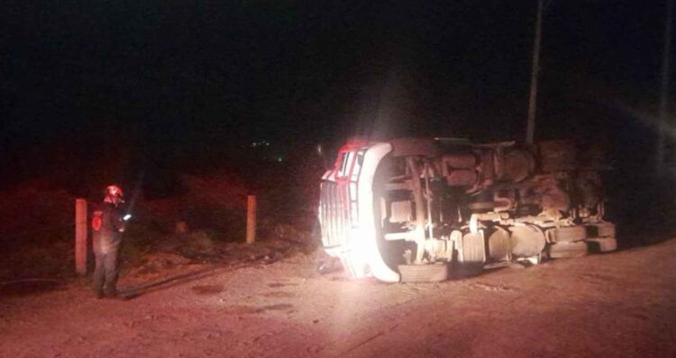 Tráiler vuelca en el Libramiento Noroeste de Santa Catarina, Nuevo León