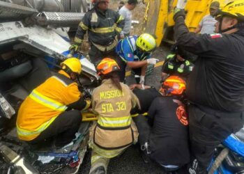 Trailero queda herido tras volcar con su unidad en la Carretera libre a Saltillo