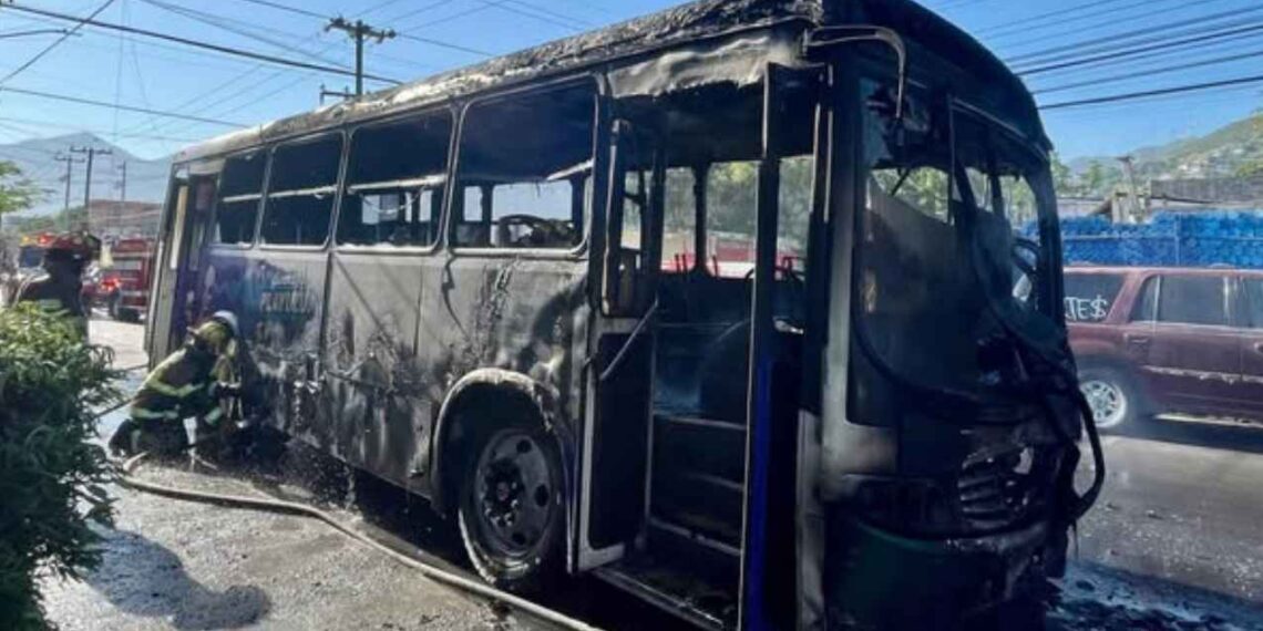 Transporte público se incendia en la Colonia Independencia de Monterrey, Nuevo León