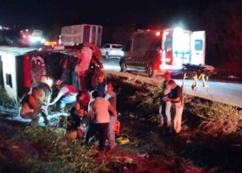 Un muerto y 10 heridos tras volcadura de autobús en Montemorelos, Nuevo León
